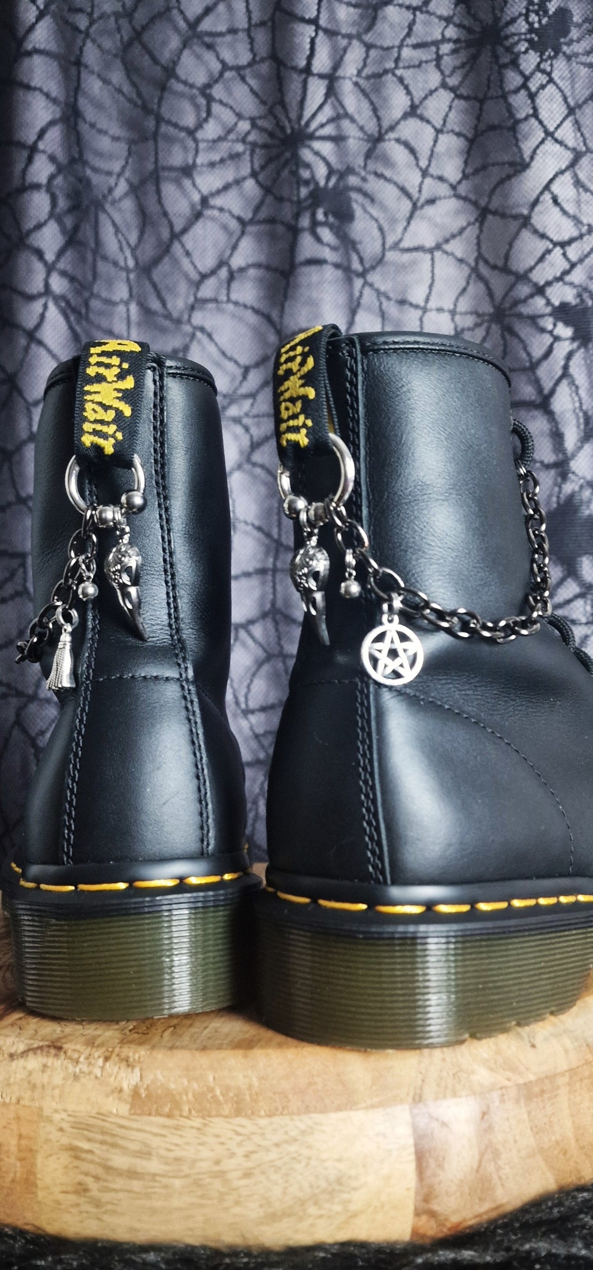 Bijoux chaînes sur brides arrière et lacets - Corbeau pentacle pompon & billes