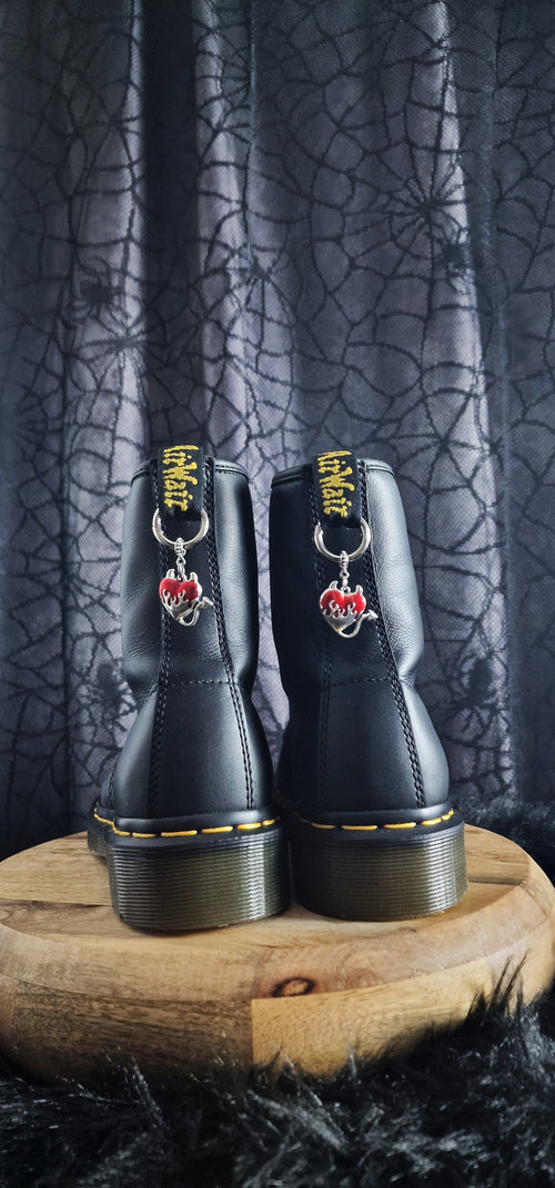 Bijoux simples sur brides arrière - Coeur & flammes