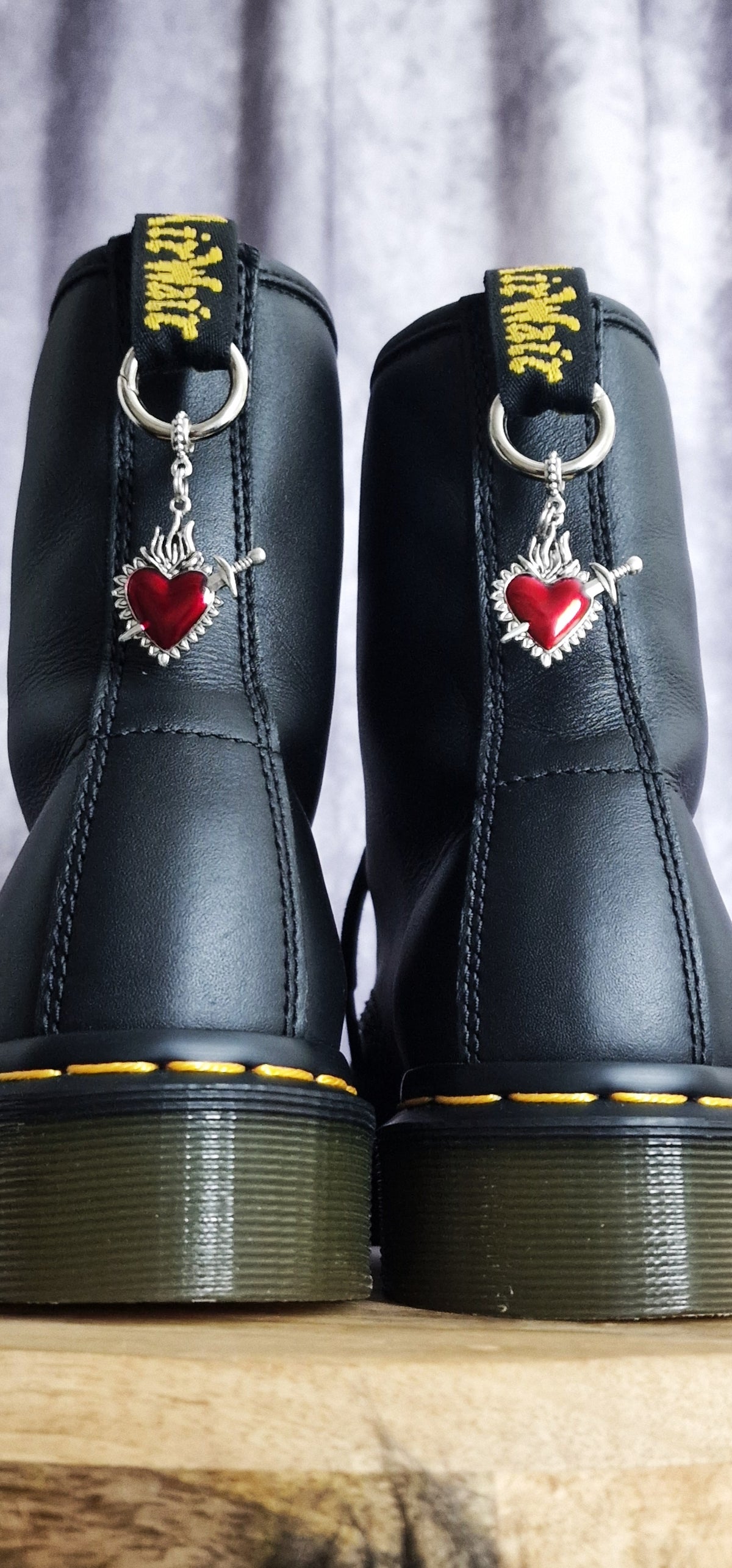 Bijoux simples sur brides arrière - Coeur & dague