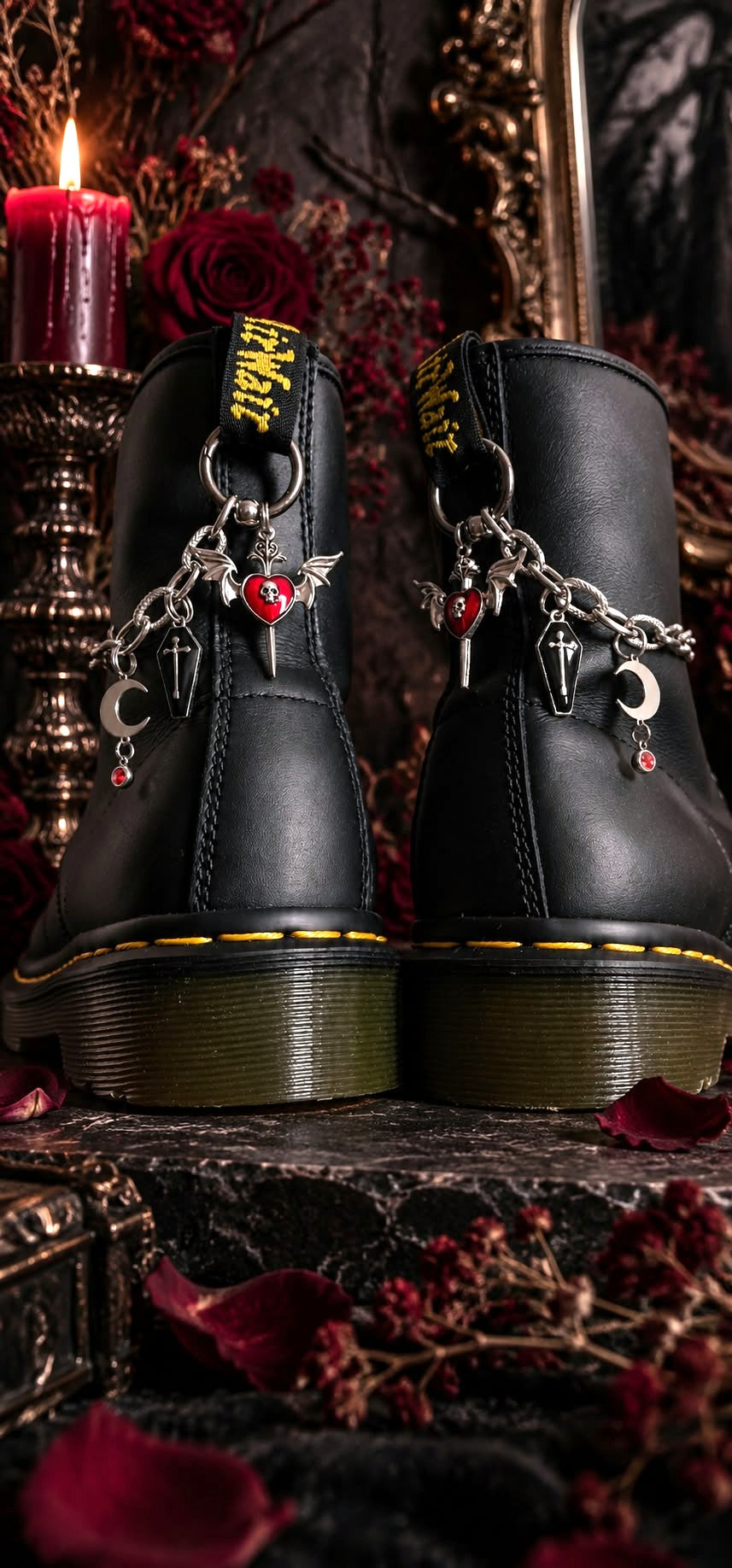 Bijoux chaînes sur brides arrière et lacets - Dague crâne ailé, lune & cercueil